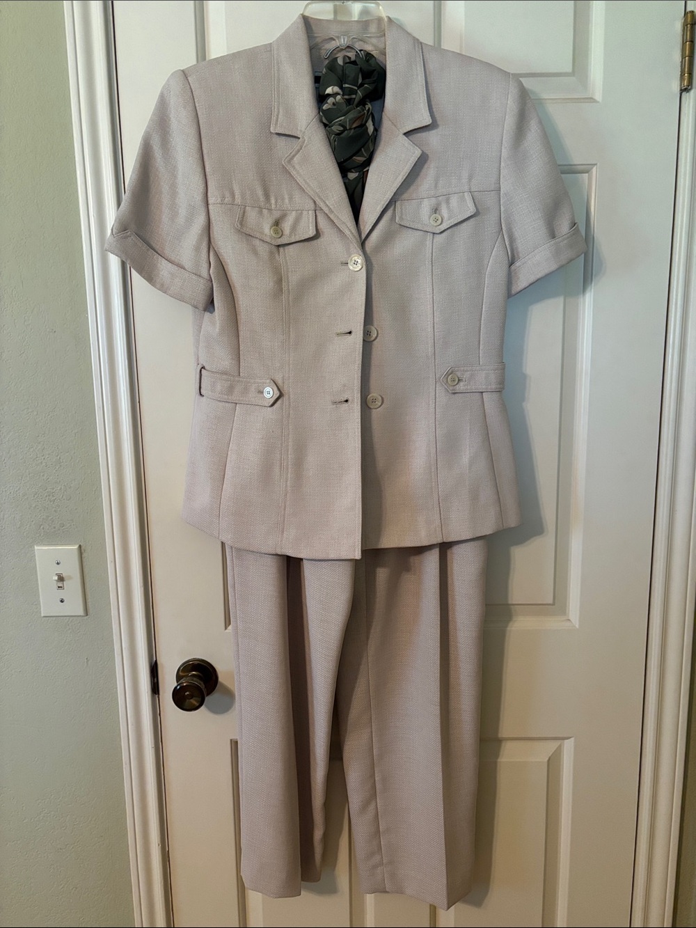 Amanda Smith Light Beige Short-Sleeve Two-Piece Pantsuit